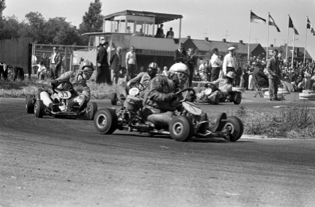 Karting in Leidschendam, Dick Staalduinen (no. 33) in duel met Guido Sala (no. 1, Bestanddeelnr 917-8809