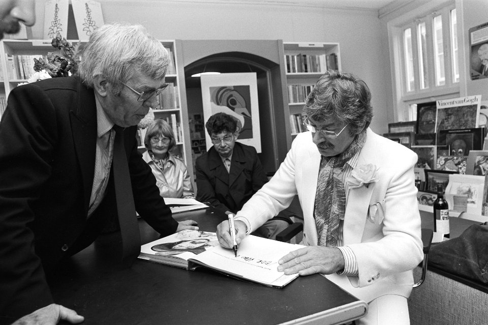 Karel Appel signeerde boek over zijn persoon in moderne boekhandel Bas in Amster, Bestanddeelnr 931-0623