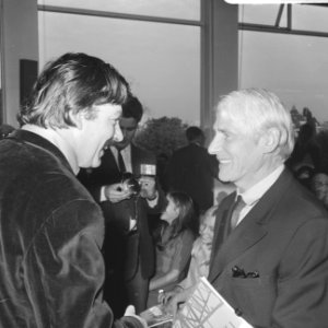 Karel Appel en Willem de Kooning voeren een ontspannen gesprek, Bestanddeelnr 921-6941