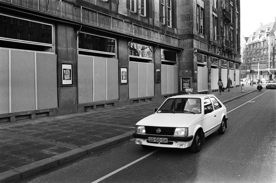 Kapotte ruiten bij Bijenkorf, Bestanddeelnr 931-0075
