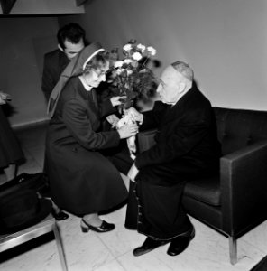 Kardinaal Mindszenty even op Schiphol, kardinaal Mindszenty krijgt bloemen, Bestanddeelnr 927-1730