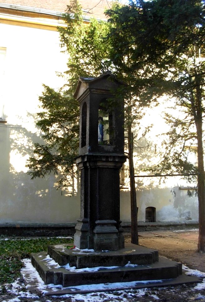 Kapliczka przed dawnym klasztorem klarysek