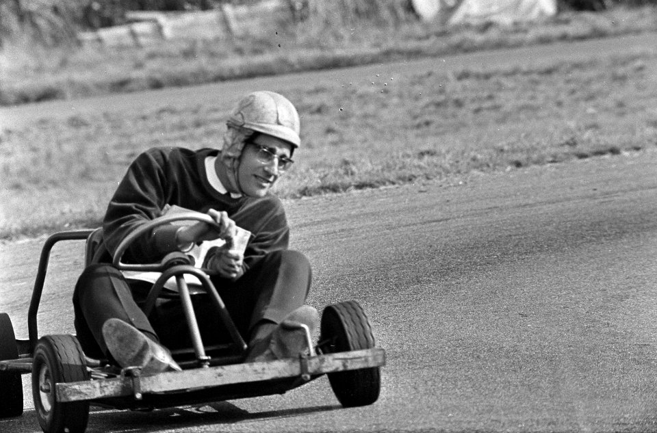 Kartingwedstrijd voor politici op Driebergen kamerlid Ed van Thijn (PvdA) in a…, Bestanddeelnr 920-6843