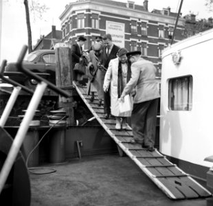 Kaptiein Anton Rieb helpt bezoekers aan boord van de Damco 9, Bestanddeelnr 254-1737