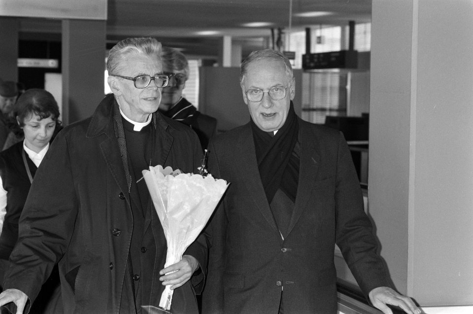 Kardinaal Macharsski uit Polen begroet door kardinaal Simonis (r) op Schiphol, Bestanddeelnr 934-3613
