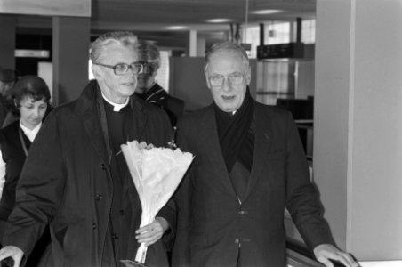 Kardinaal Macharsski uit Polen begroet door kardinaal Simonis (r) op Schiphol, Bestanddeelnr 934-3613