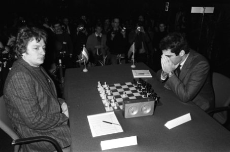 Kasparov (rechts) met zijn gezicht in zijn handen, Bestanddeelnr 933-5214