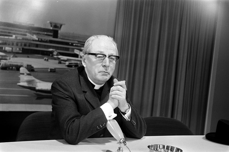 Kardinaal Alfrink tijdens de persconferentie, Bestanddeelnr 922-6179