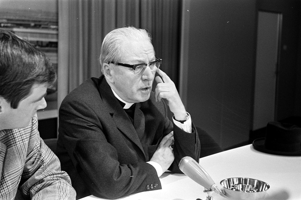 Kardinaal Alfrink tijdens de persconferentie, Bestanddeelnr 922-6178