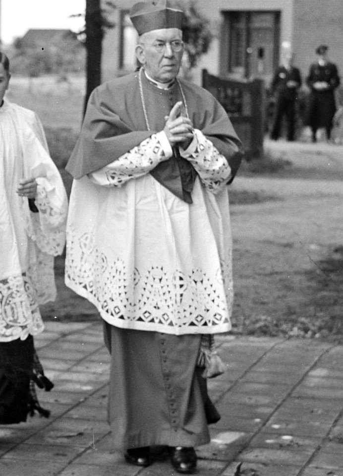 Kardinaal de Jong aankomst te Den Briel, t.g.v. de processie ter herdenking van , Bestanddeelnr 902-8361 (cropped)