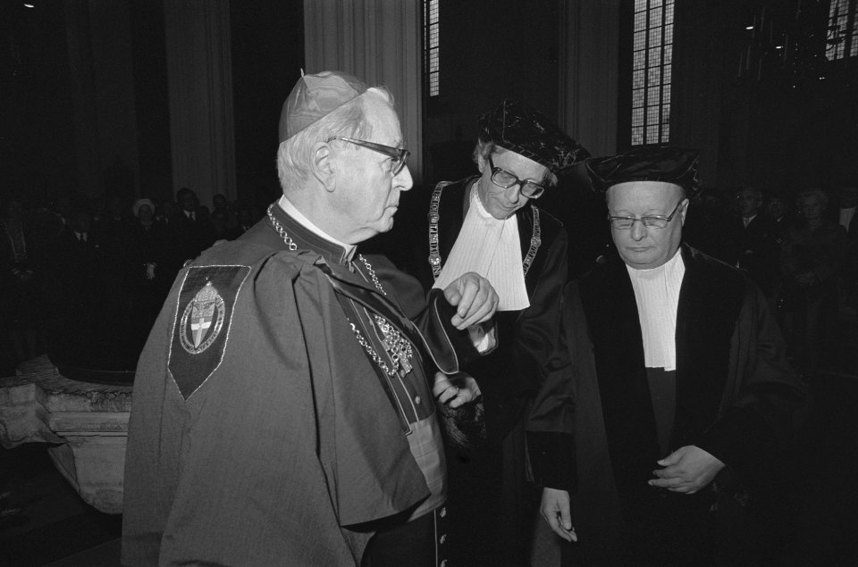Kardinaal Alfrink ontvangt in St Stevenskerk ere-doctoraat in godgeleerdheid, Bestanddeelnr 928-8338