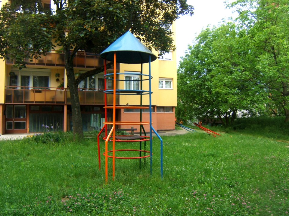 Kaposvár, rakéta-mászóka a Kinizsi-lakótelepen