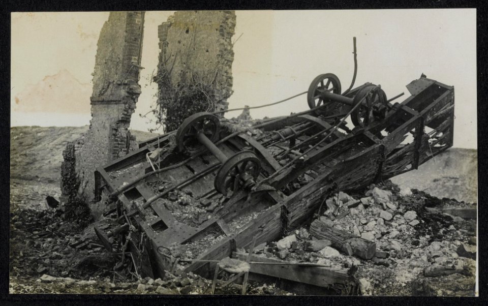 Kapotgeschoten spoorwegwagon., Bestanddeelnr 158-1335