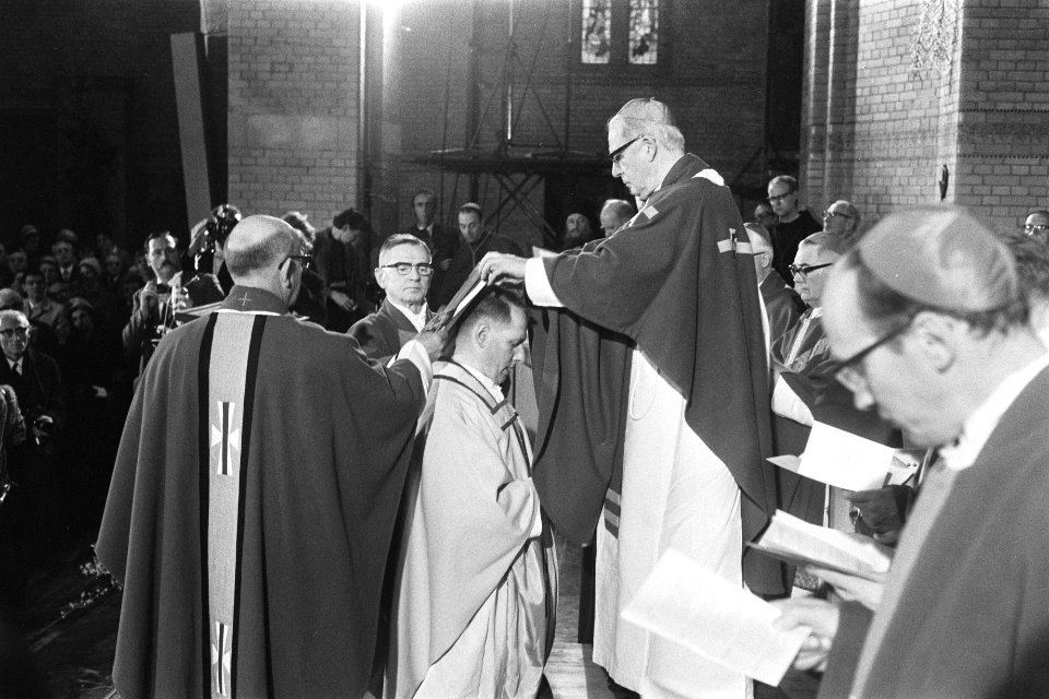 Kardinaal Alfrink wijdt mgr. Simonis tot bisschop, de andere bisschoppen staan …, Bestanddeelnr 924-3706