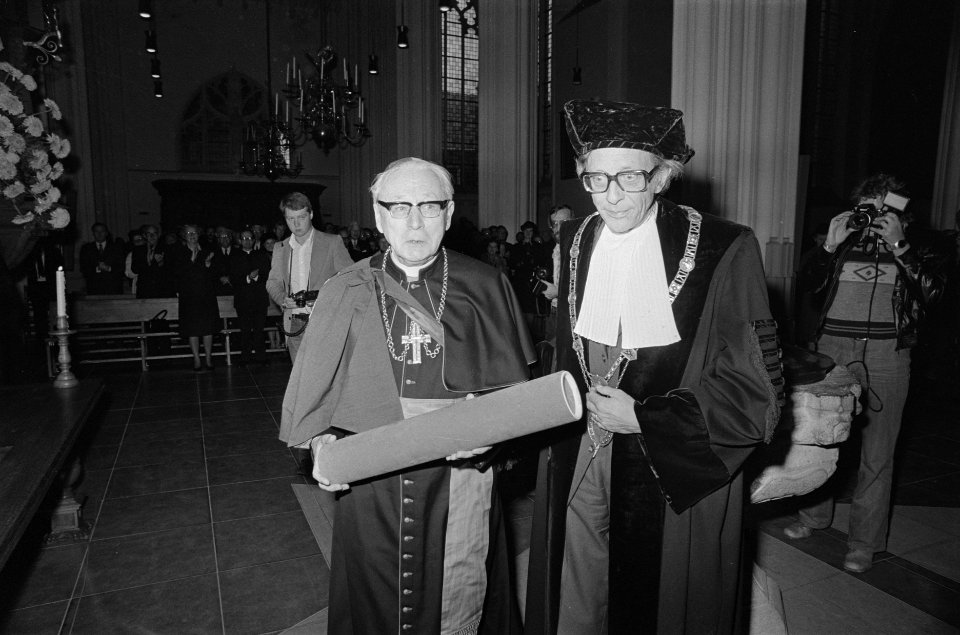 Kardinaal Alfrink ontvangt in St Stevenskerk ere-doctoraat in godgeleerdheid K, Bestanddeelnr 928-8337