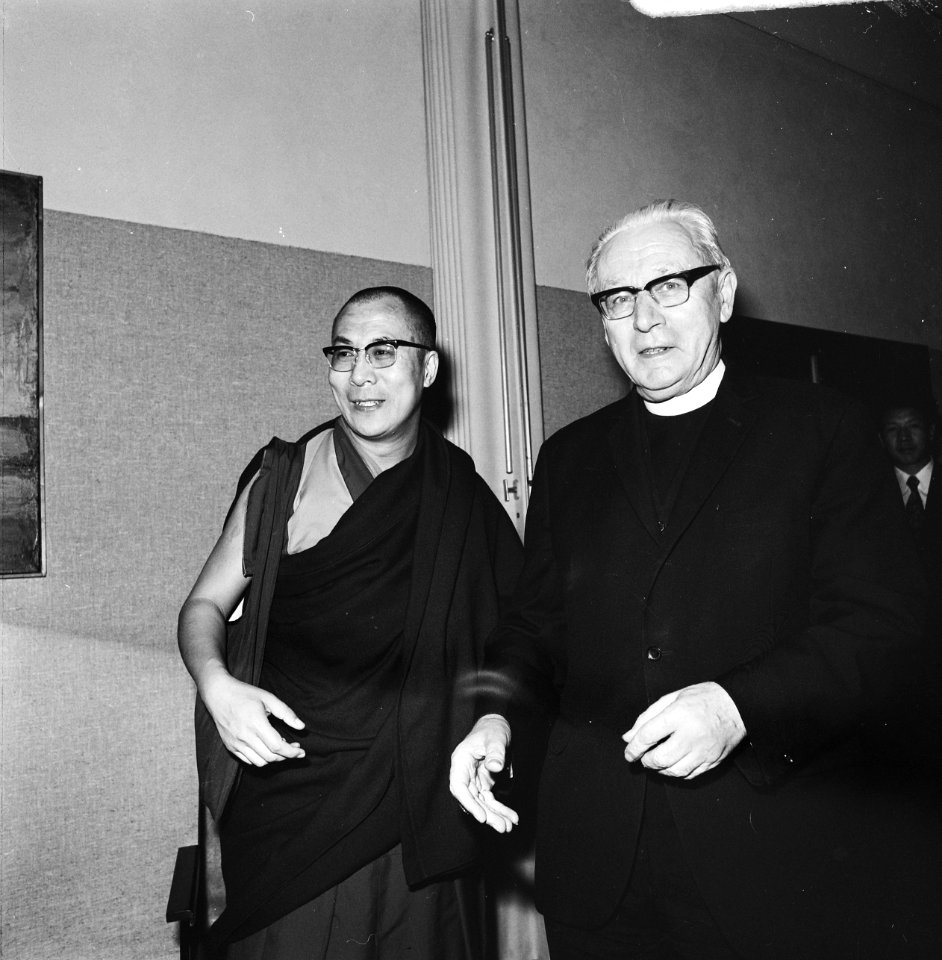 Kardinaal Alfrink ontvangt Dalai Lama, Bestanddeelnr 926-7355