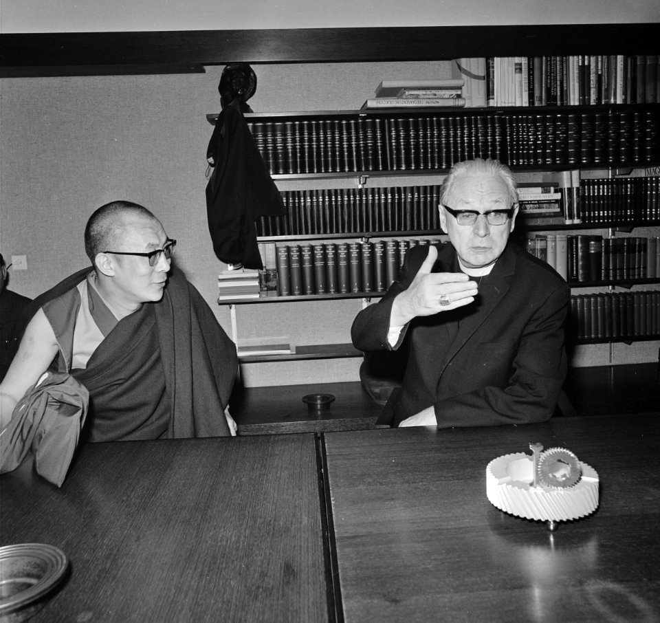 Kardinaal Alfrink ontvangt Dalai Lama, Bestanddeelnr 926-7357