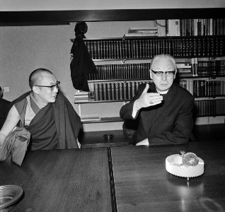 Kardinaal Alfrink ontvangt Dalai Lama, Bestanddeelnr 926-7357