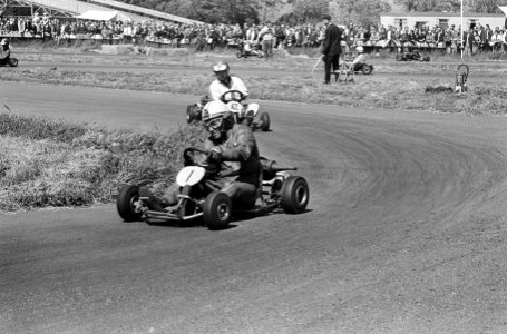 Karting in Leidschendam, Dick Staalduinen (no. 33) in duel met Guido Sala (no. 1, Bestanddeelnr 917-8810