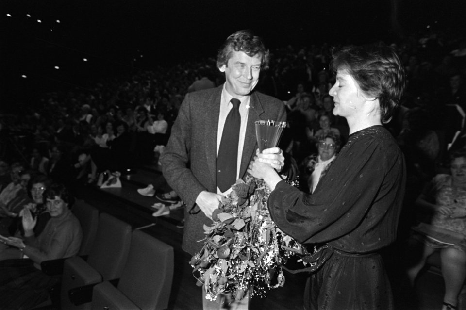 Karin Adelmund geeft Wim Kok bloemen, Bestanddeelnr 931-7909