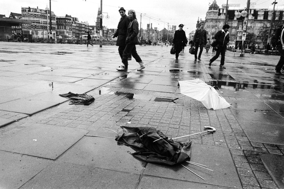 Kapot gewaaide paraplu's op het Stationsplein in Amsterdam, Bestanddeelnr 932-4514