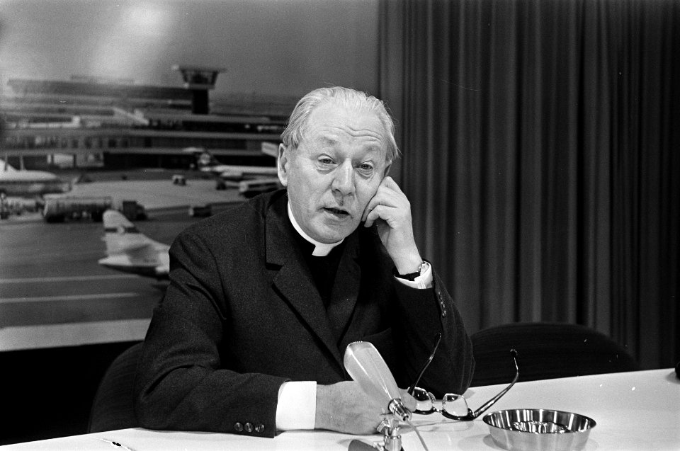 Kardinaal Alfrink tijdens de persconferentie, Bestanddeelnr 922-6175