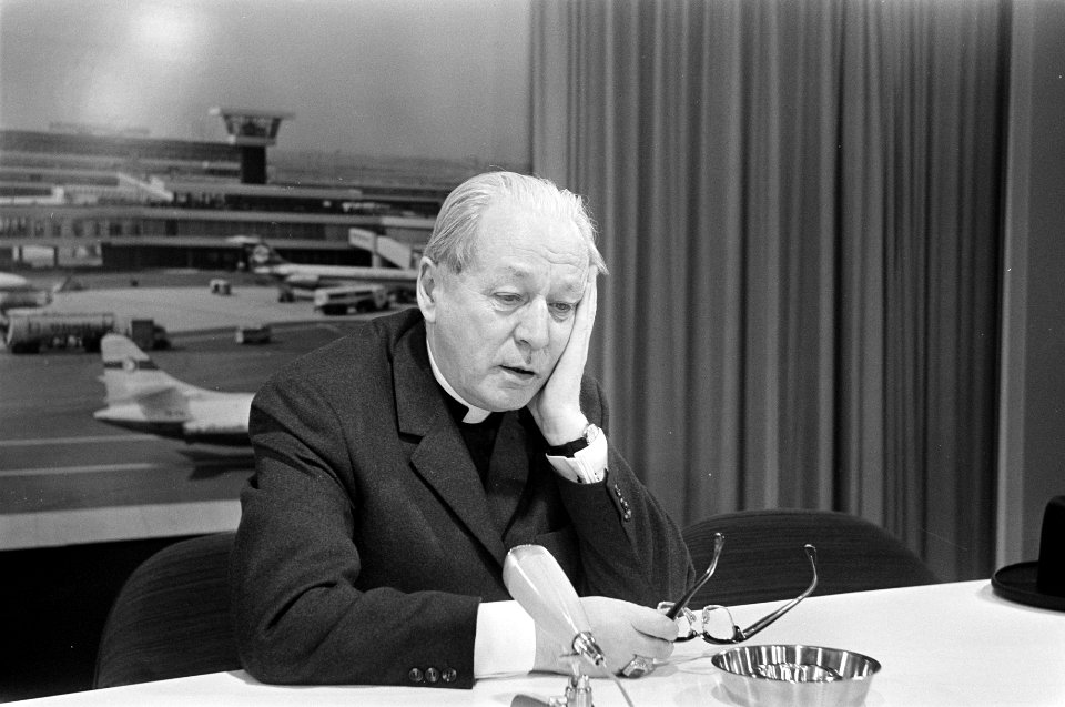 Kardinaal Alfrink tijdens de persconferentie, Bestanddeelnr 922-6173