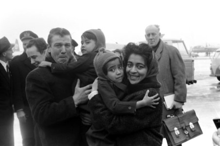 Kathleen en Benedik Boomstra uit Rangoon weer bij de ouders terug na 2 jaar Va, Bestanddeelnr 914-8192