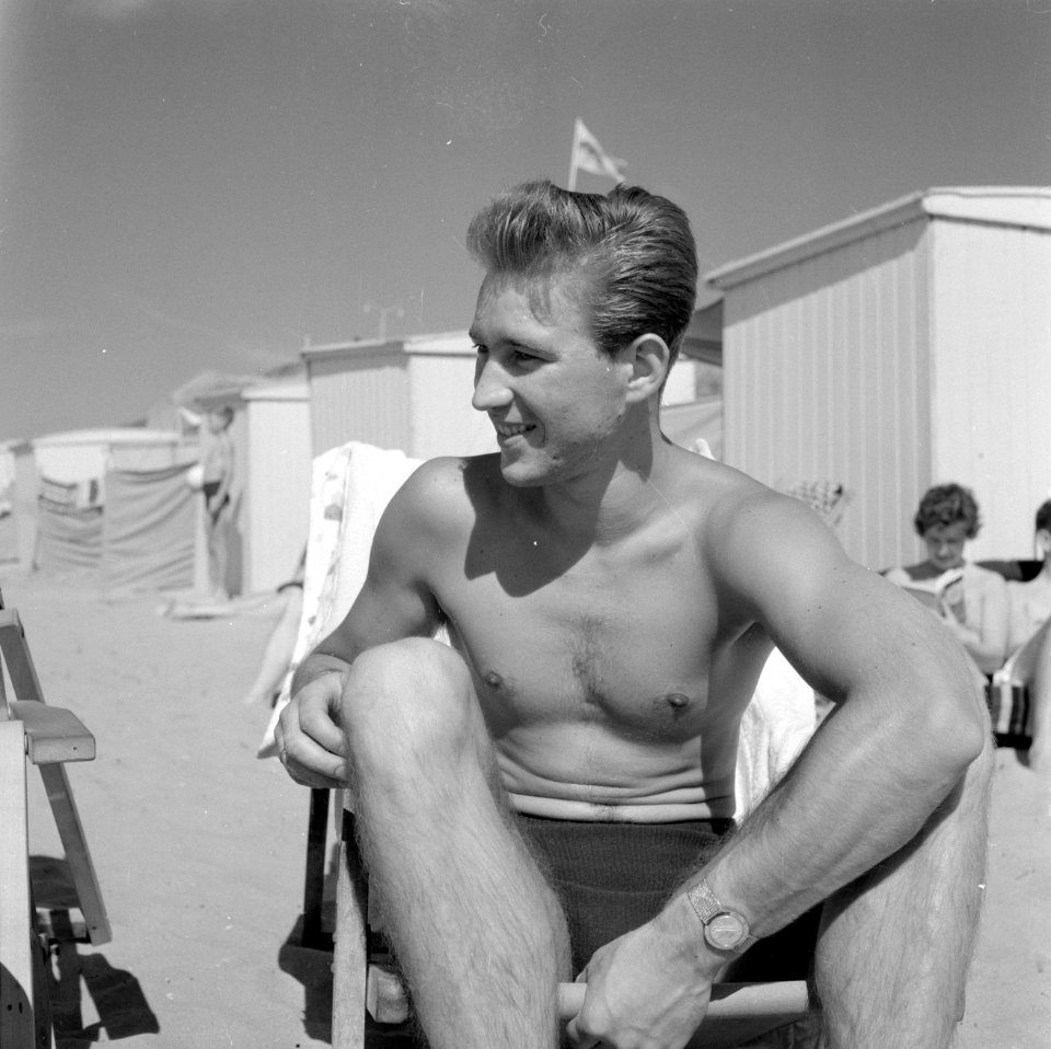 Karl Heinz op het strand in Katwijk, Bestanddeelnr 254-4403