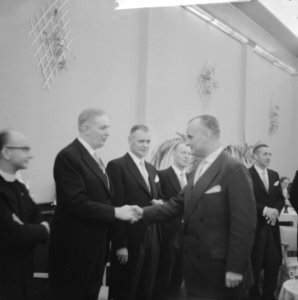 Katholieke politiebureau 50 jaar H. Wesseling ontvangt gelukwensen van hoofdcomm, Bestanddeelnr 913-9722