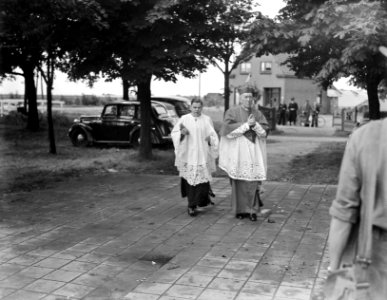 Kardinaal de Jong aankomst te Den Briel, t.g.v. de processie ter herdenking van , Bestanddeelnr 902-8361