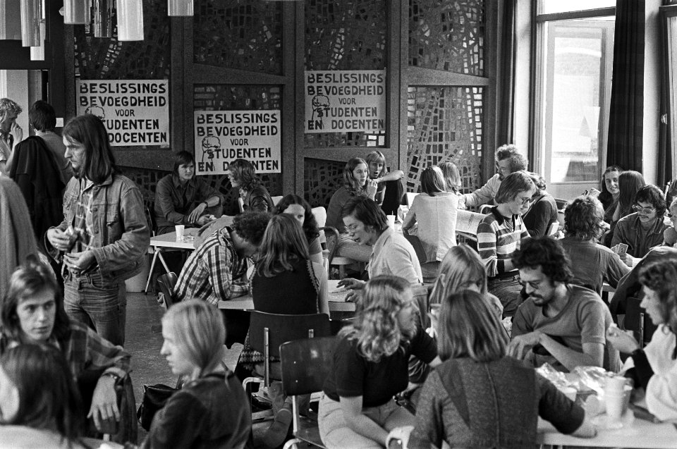 Katholieke Sociale Academie in Den Haag bezet bezetters in de kantine, Bestanddeelnr 928-1948