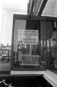 Katholieke Sociale Academie in Den Haag bezet protestborden buiten de academie, Bestanddeelnr 928-1950
