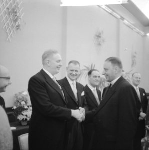 Katholieke politiebureau 50 jaar H. Wesseling ontvang gelukwensen van Monsigneur, Bestanddeelnr 913-9723