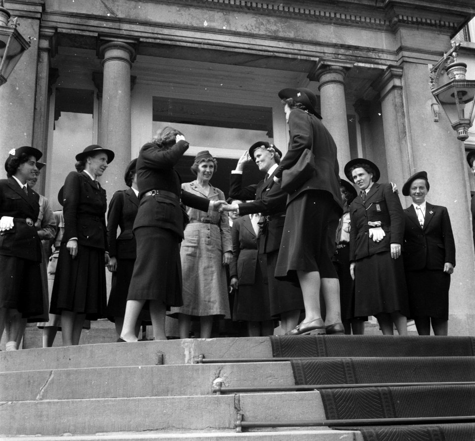 Katholieke padvindersleidsters bij koningin Juliana op Soestdijk, Bestanddeelnr 904-6702