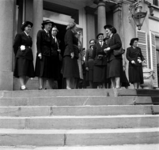 Katholieke padvindersleidsters bij koningin Juliana op Soestdijk, Bestanddeelnr 904-6703
