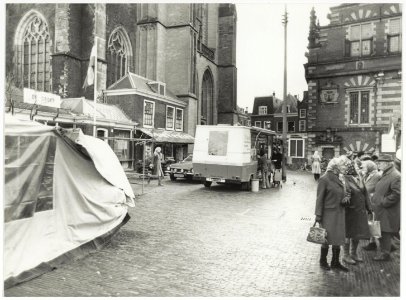 Kar van de Smulboetiek voor de Vleeshal en de Vishal, ziende naar de Lepelstraat en Spekstraat