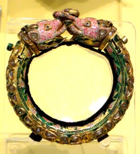 Kara (bracelet), India or Pakistan, Jaipur or Lahore, Mughal period, 18th century, gold, diamonds, enamel - Royal Ontario Museum - DSC04565