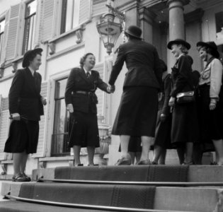 Katholieke padvindersleidsters bij koningin Juliana op Soestdijk, Bestanddeelnr 904-6706