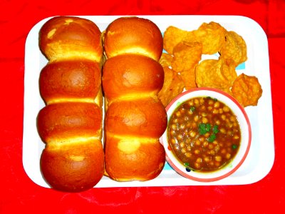 Kathiawari Cholay With Karak Bun