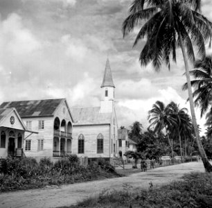 Katholieke kerk en missiehuizen, waarschijnlijk in het district Coronie, Bestanddeelnr 252-5722