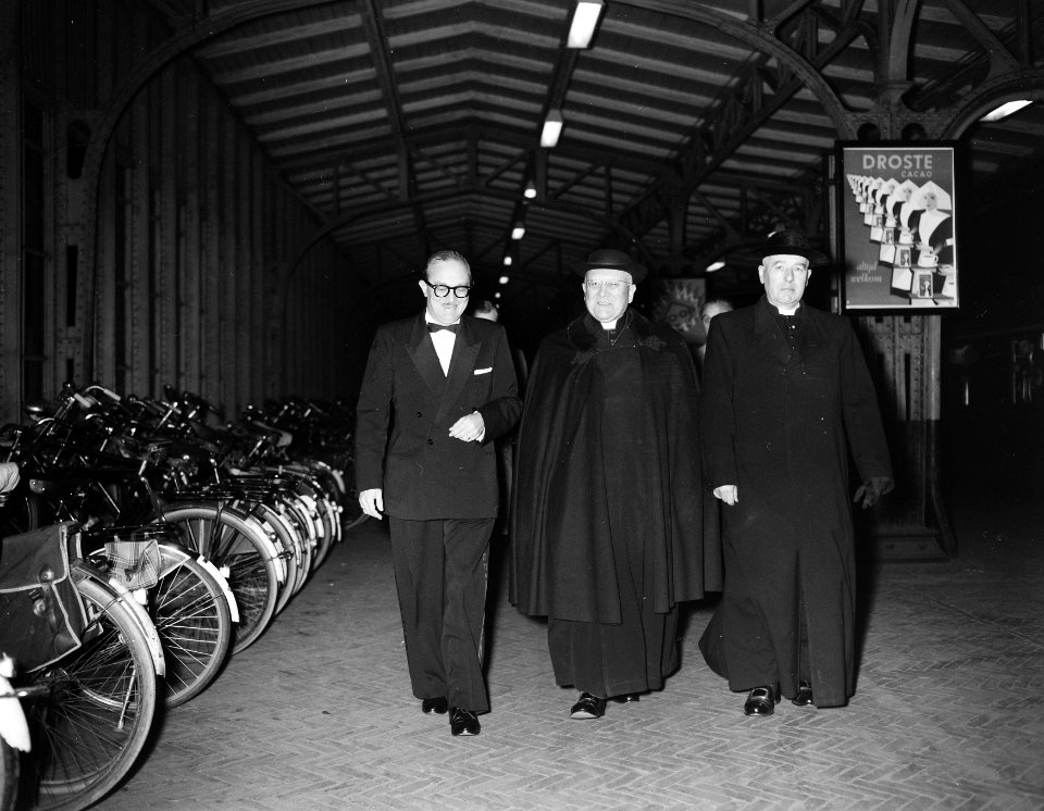Kardinaal Feltin op het station te Roosendaal. (links) C. de Bruijn, docent Fran, Bestanddeelnr 909-0471