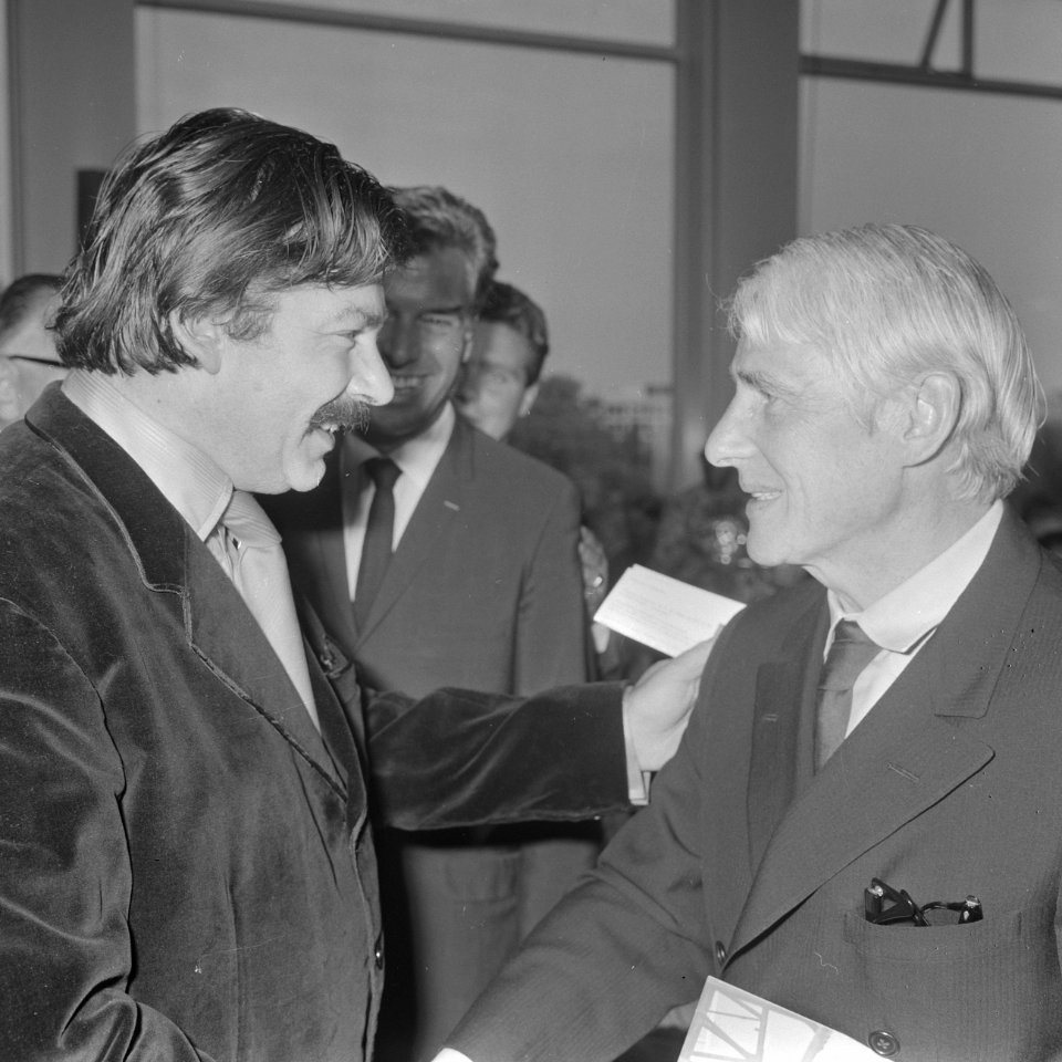 Karel Appel en Willem de Kooning voeren een ontspannen gesprek, Bestanddeelnr 921-6943