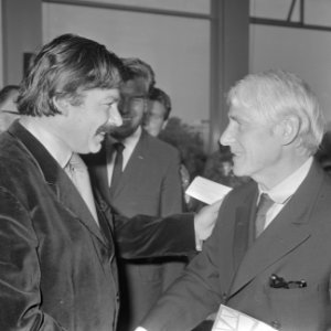 Karel Appel en Willem de Kooning voeren een ontspannen gesprek, Bestanddeelnr 921-6943