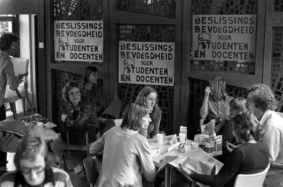 Katholieke Sociale Academie in Den Haag bezet bezetters in de kantine, Bestanddeelnr 928-1949