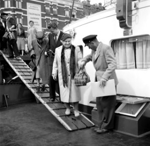 Kaptiein Anton Rieb helpt bezoekers aan boord van de Damco 9, Bestanddeelnr 254-1738