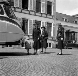 Katholieke padvindersleidsters bij koningin Juliana op Soestdijk, Bestanddeelnr 904-6704