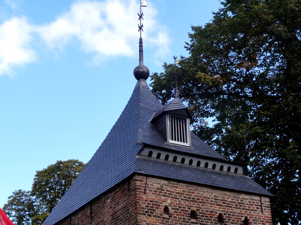 Kasteel Helmond, poorttoren 2, de oostelijke, dak met duiventilgaten