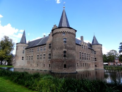 Kasteel Helmond rechtsom rond 05, schuin achter met west- en zuidzijde