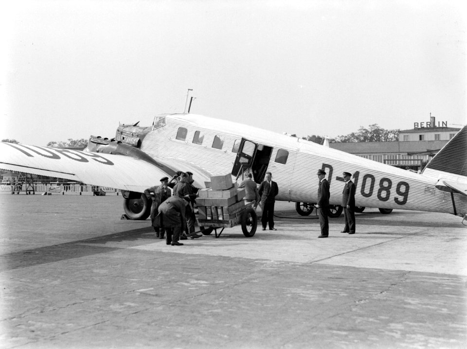 Kar met een lading pakketten bij de Junkers G24 D-1089 Hestia die voor de luftha, Bestanddeelnr 190-0059